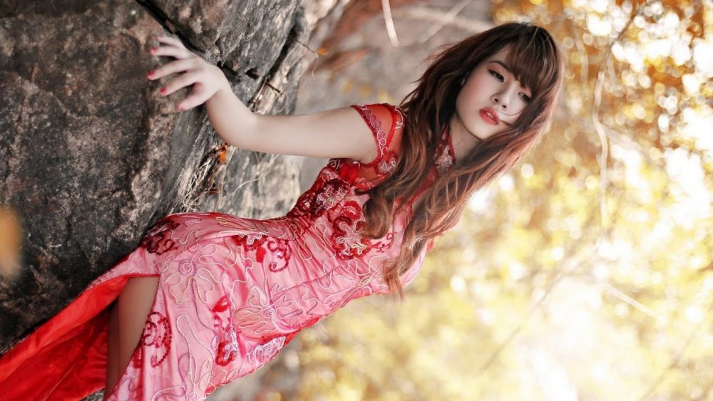 Азиатка в Красном платье