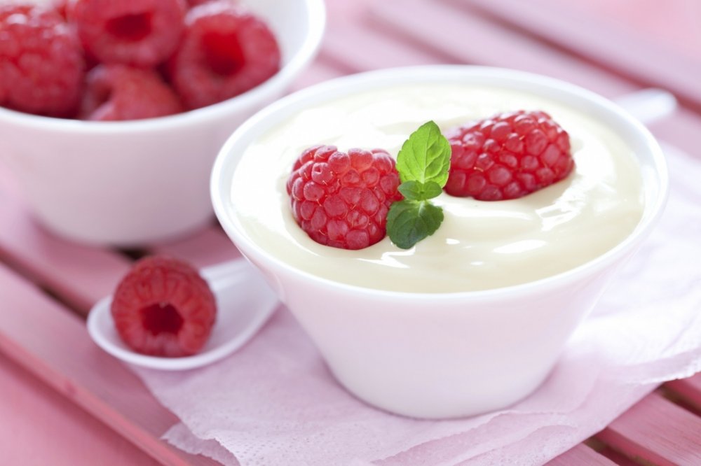 Йогурт с гранолой и фруктами