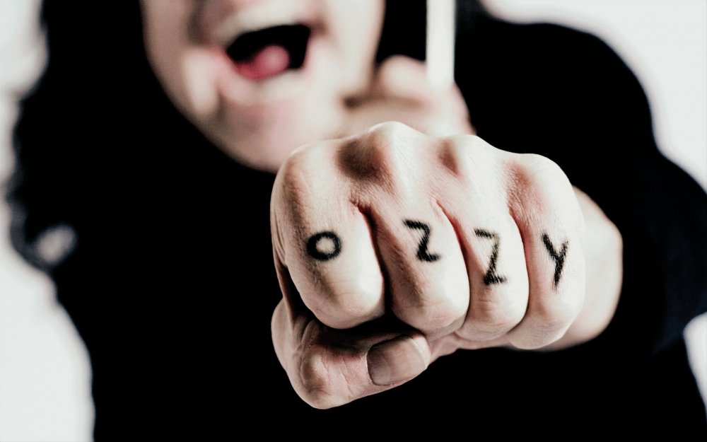 Ozzy Osbourne кулак