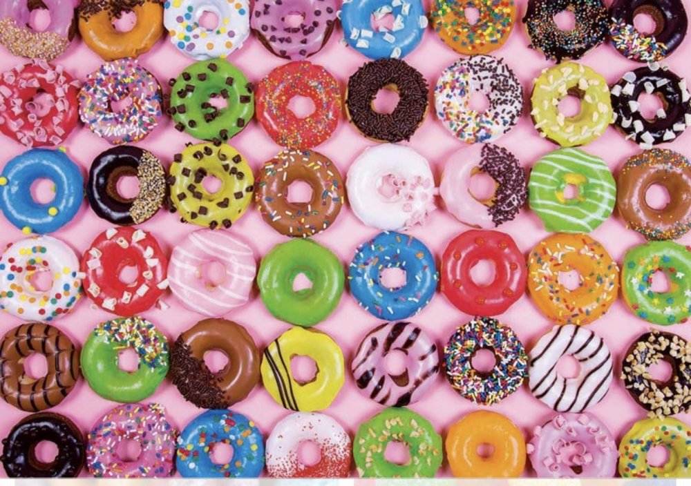 Много разноцветных пончиков
