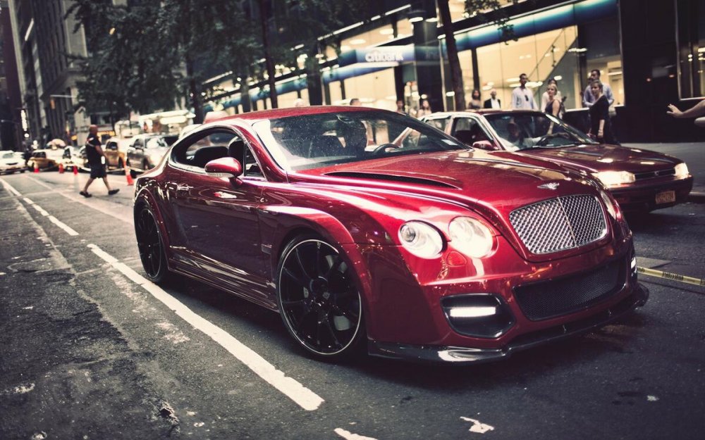 Bentley Continental красная