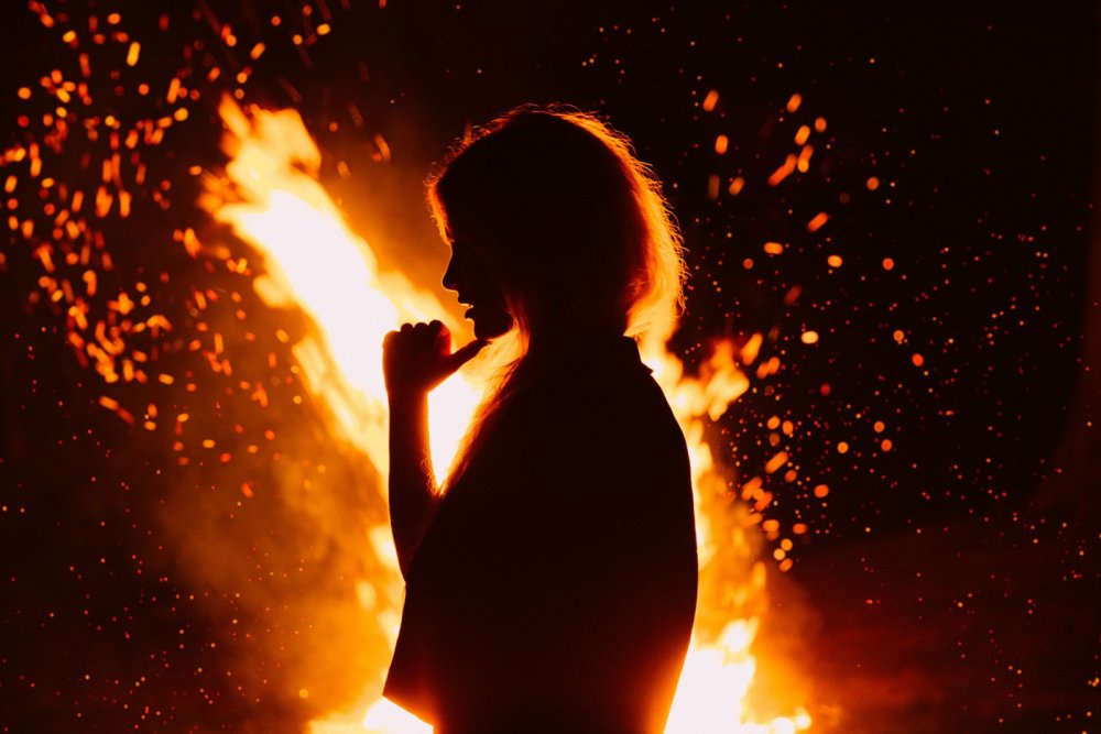 Девушка на фоне пожара