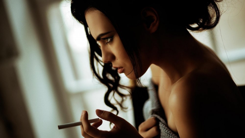 Красивая девушка с сигаретой