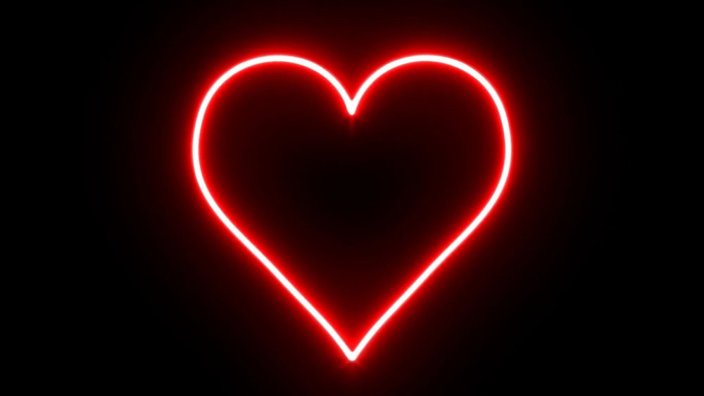 Красное сердечко на черном фоне