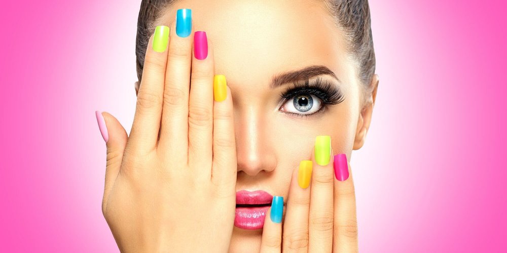 Девушка с разноцветными ногтями