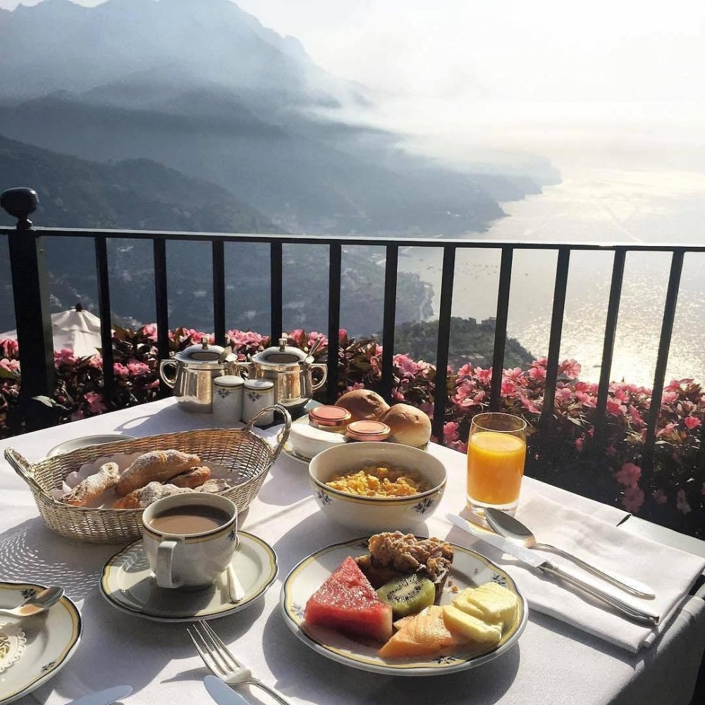 Красивый завтрак с видом на море