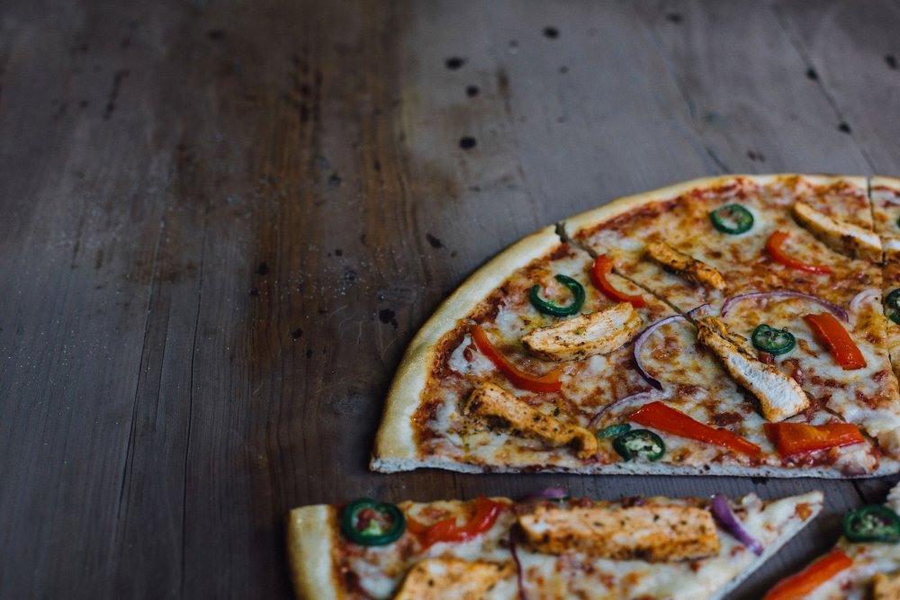 Пицца на деревянном фоне