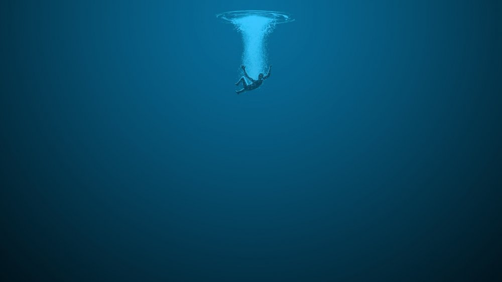 Человек падает в воду