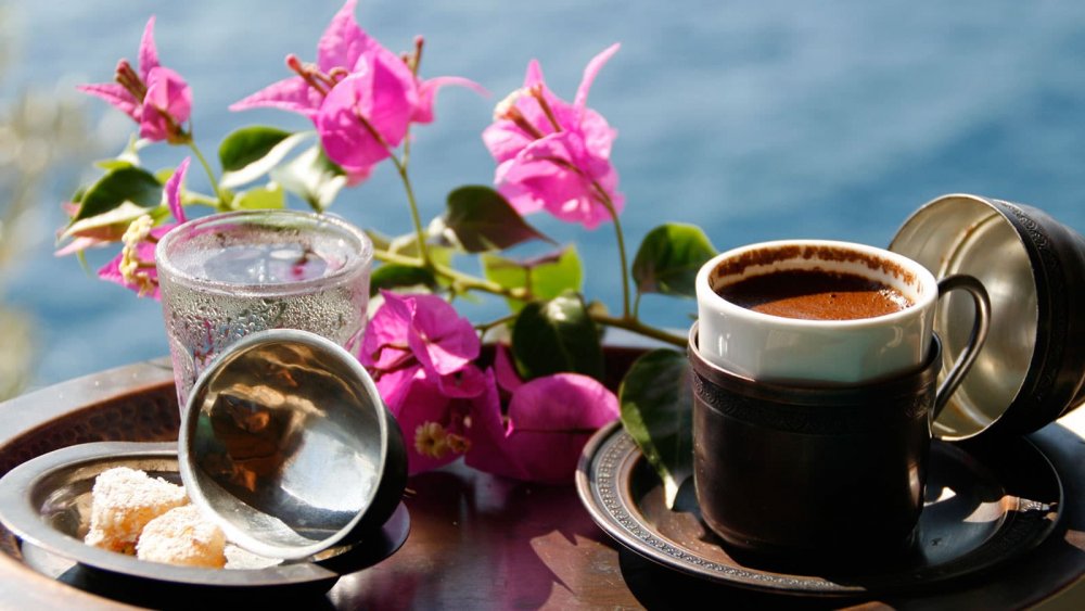 Турецкий кофе и цветы