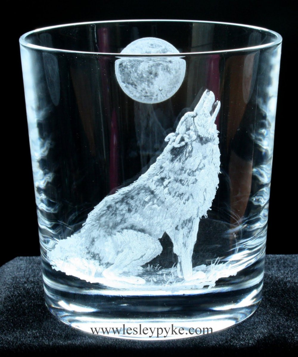 Изображение волка на стекле
