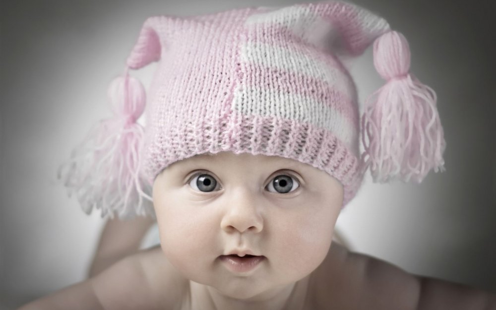 Малышка в розовой шапочке