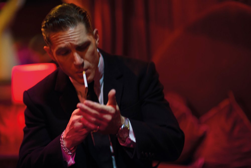 Том Харди с сигаретой