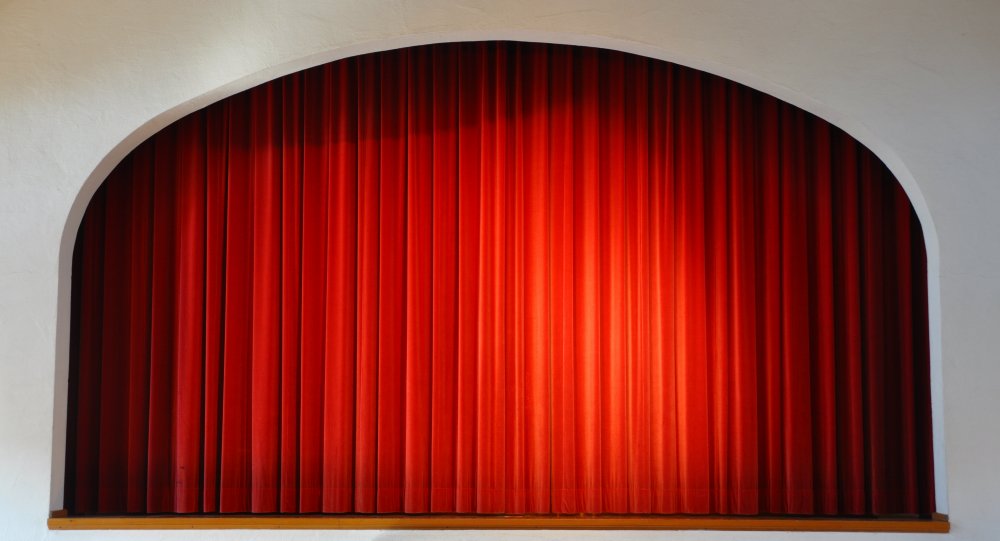 Красные шторы театр сцена