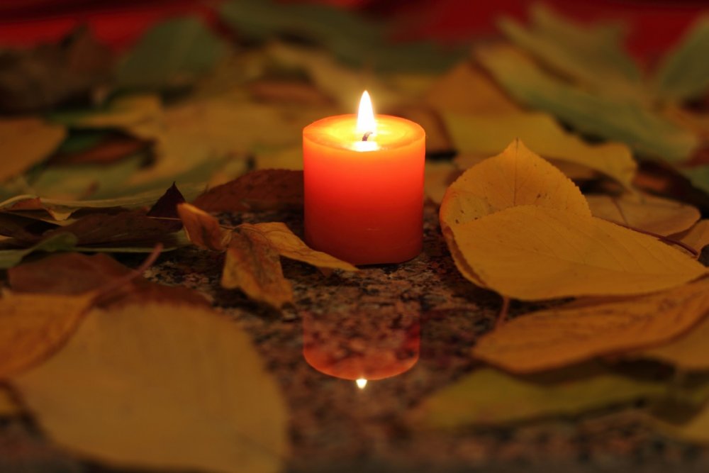 Осенние листья и свечи
