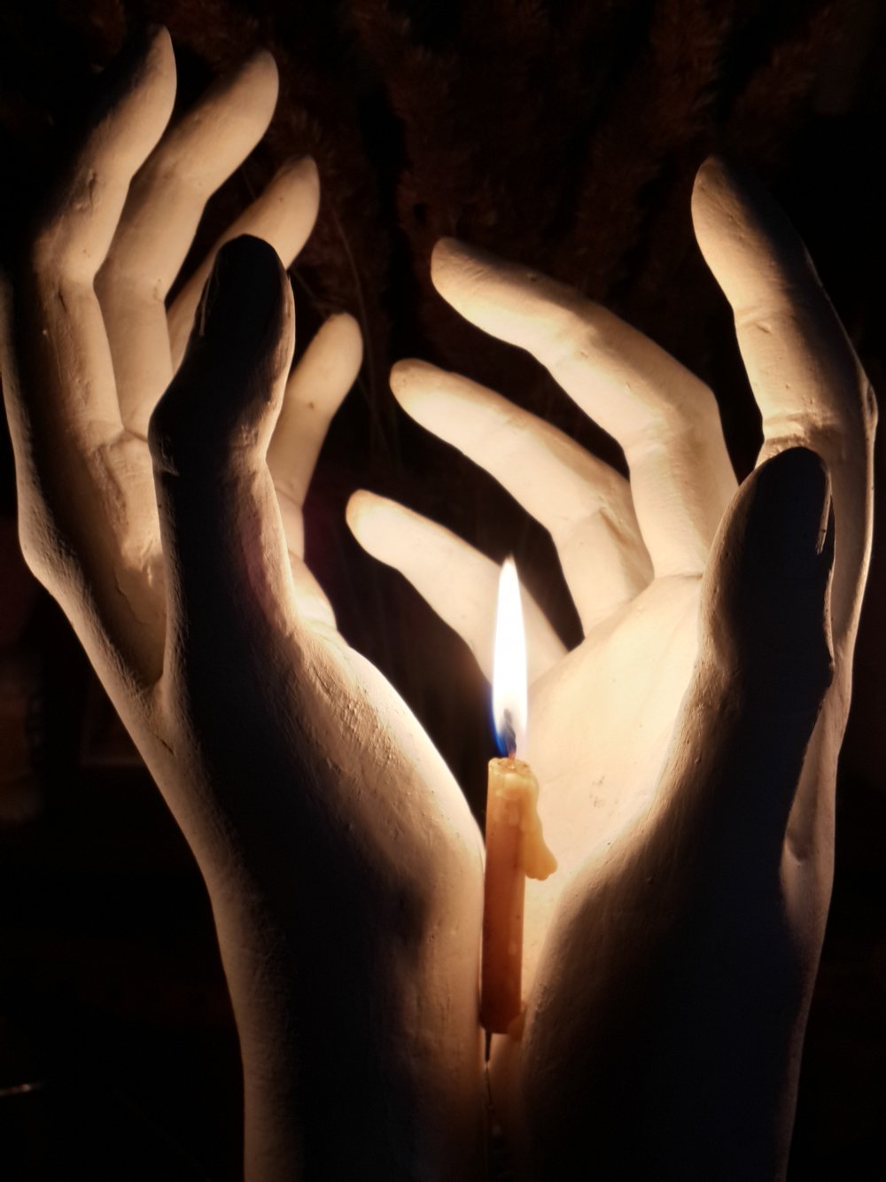 Горящая свеча в руках
