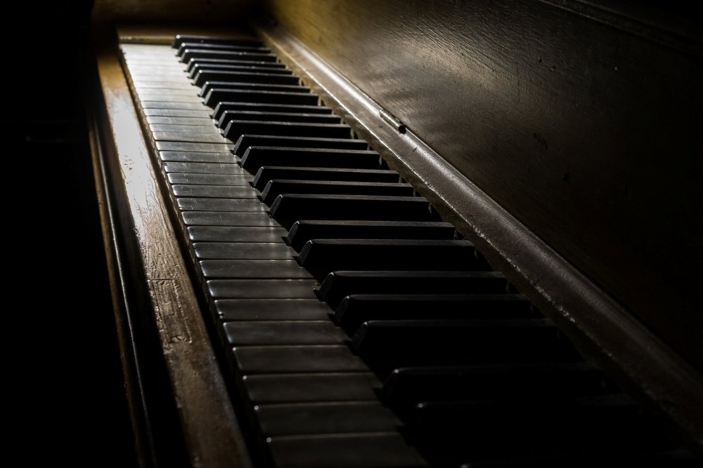 Пианино в тёмной комнате