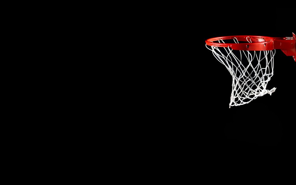 Баскетбольное кольцо на черном фоне