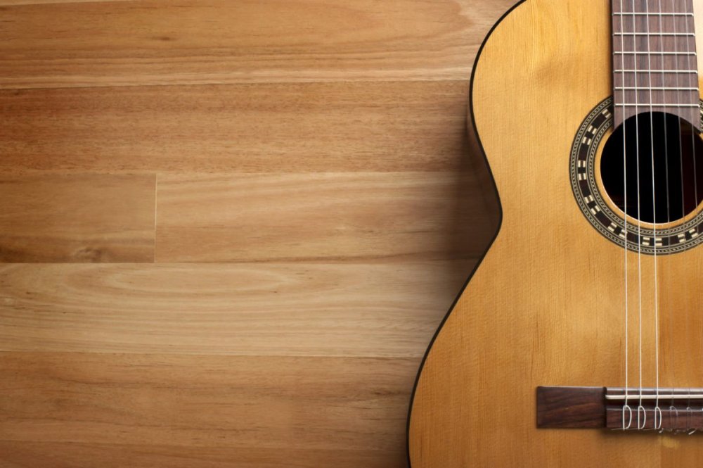 Гитара классическая на фоне стены