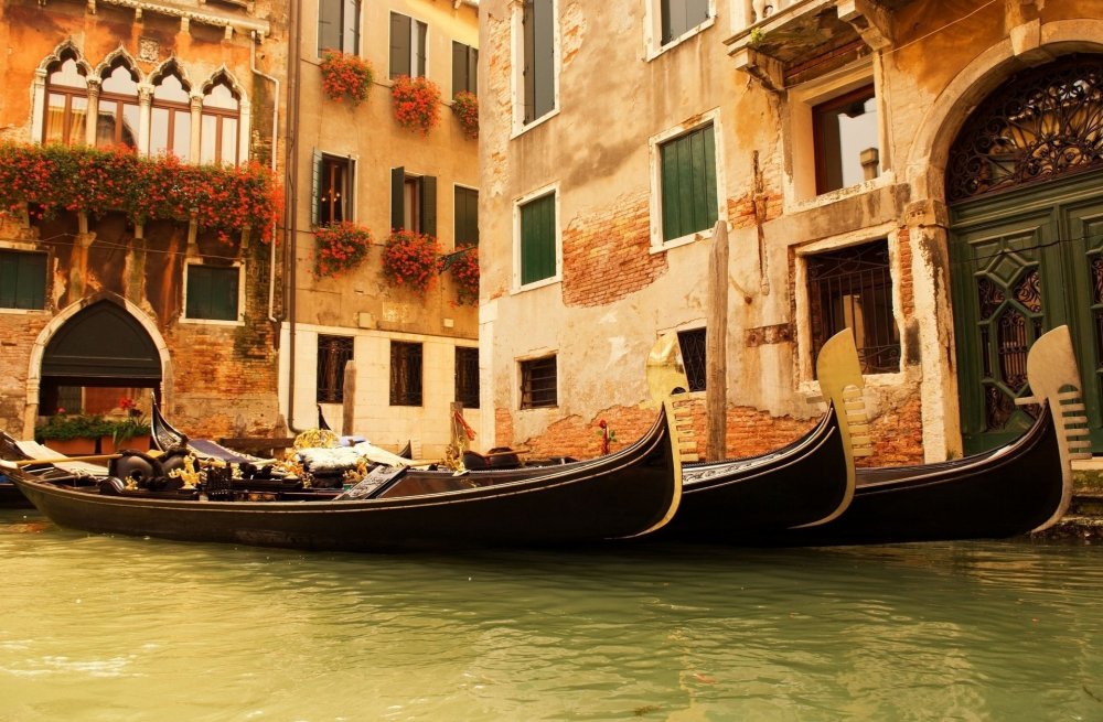 Гондола улочки Венеции