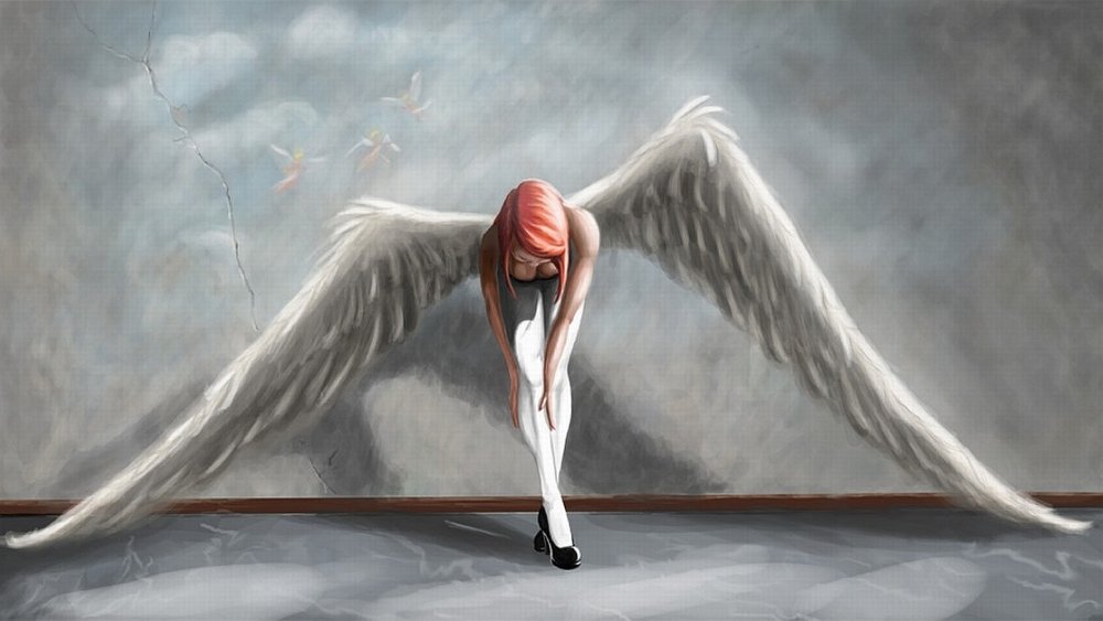 Девушка брюнетка с крыльями