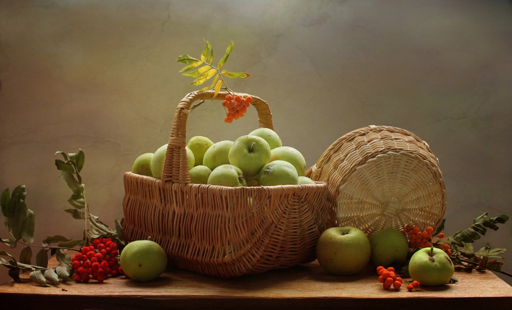 Натюрморт корзина с яблоками