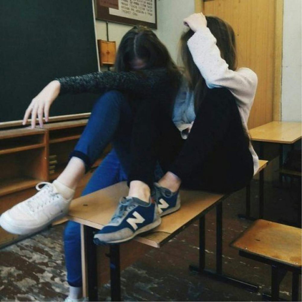 Девочка в школе без лица