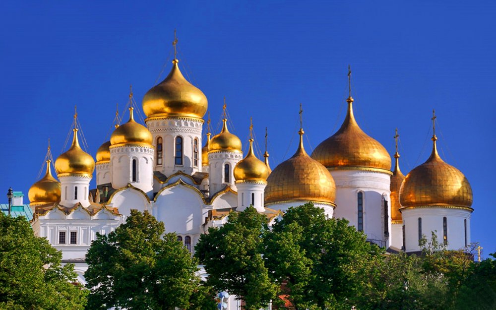 Белый храм с золотыми куполами в Сергие Лавре