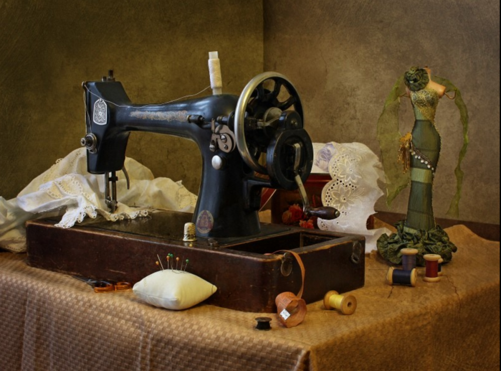 Натюрморт со швейной машинкой