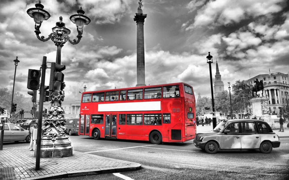 Черно белый Лондон с красным автобусом