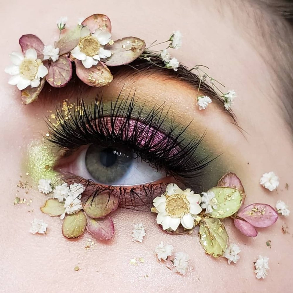 Необычный макияж с цветами