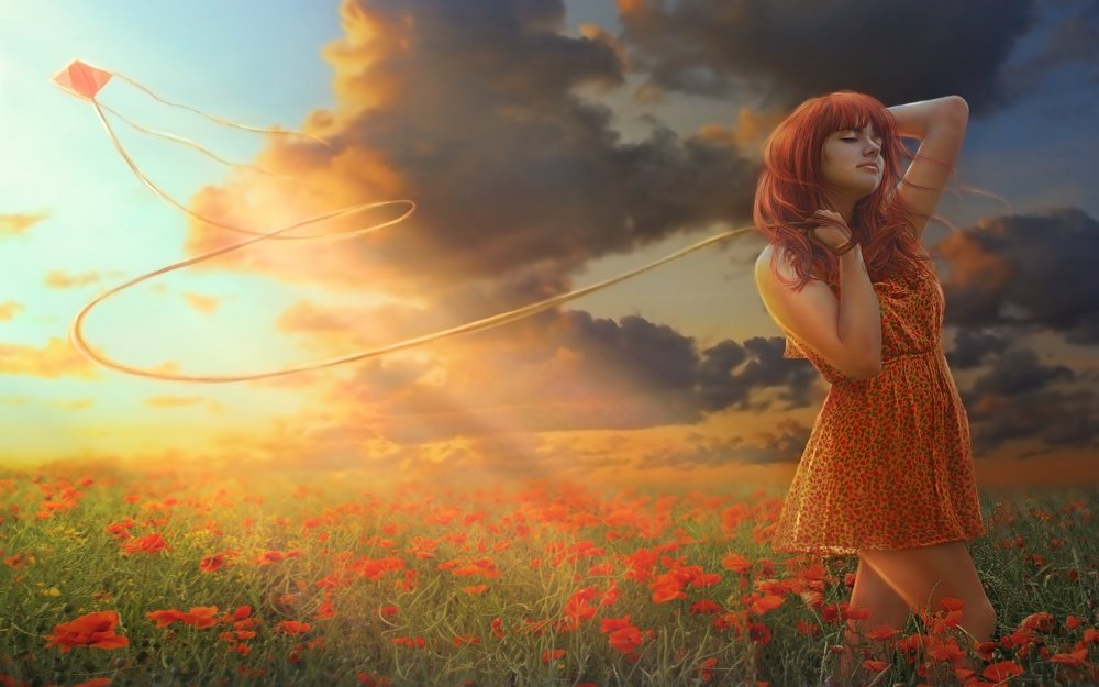 Рыжая девушка в поле