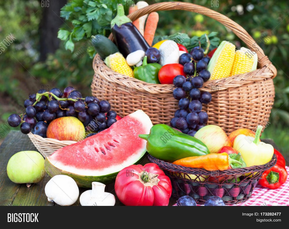Корзинка фруктов и овощей