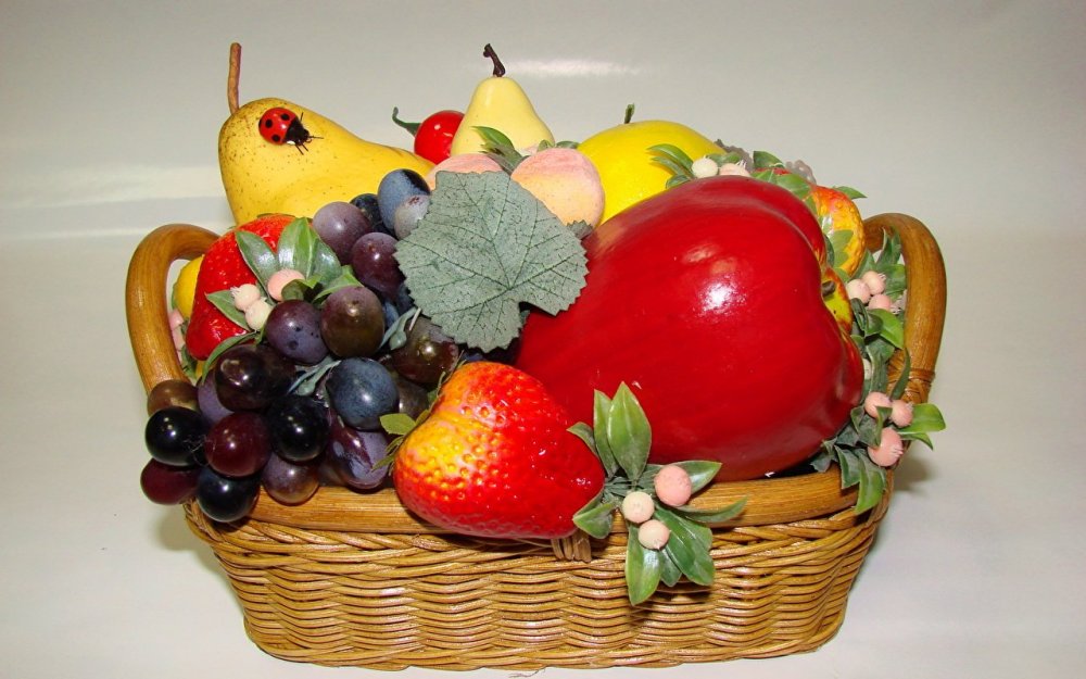 Муляжи фруктов и овощей в корзинке