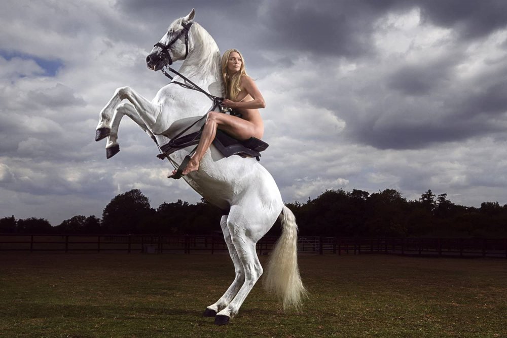 Леди Гагаева на коне