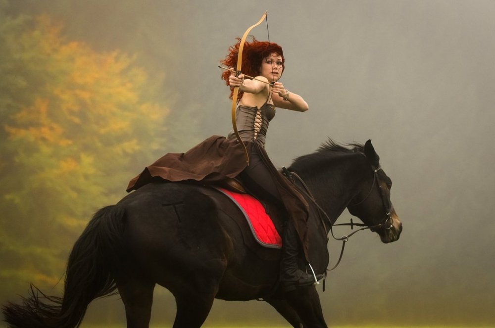 Девушка с луком на коне