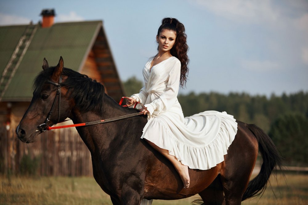 Девушка в длинном платье на коне