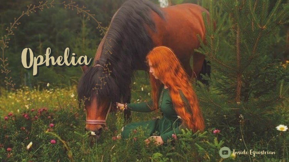 Рыжая девушка с лошадью