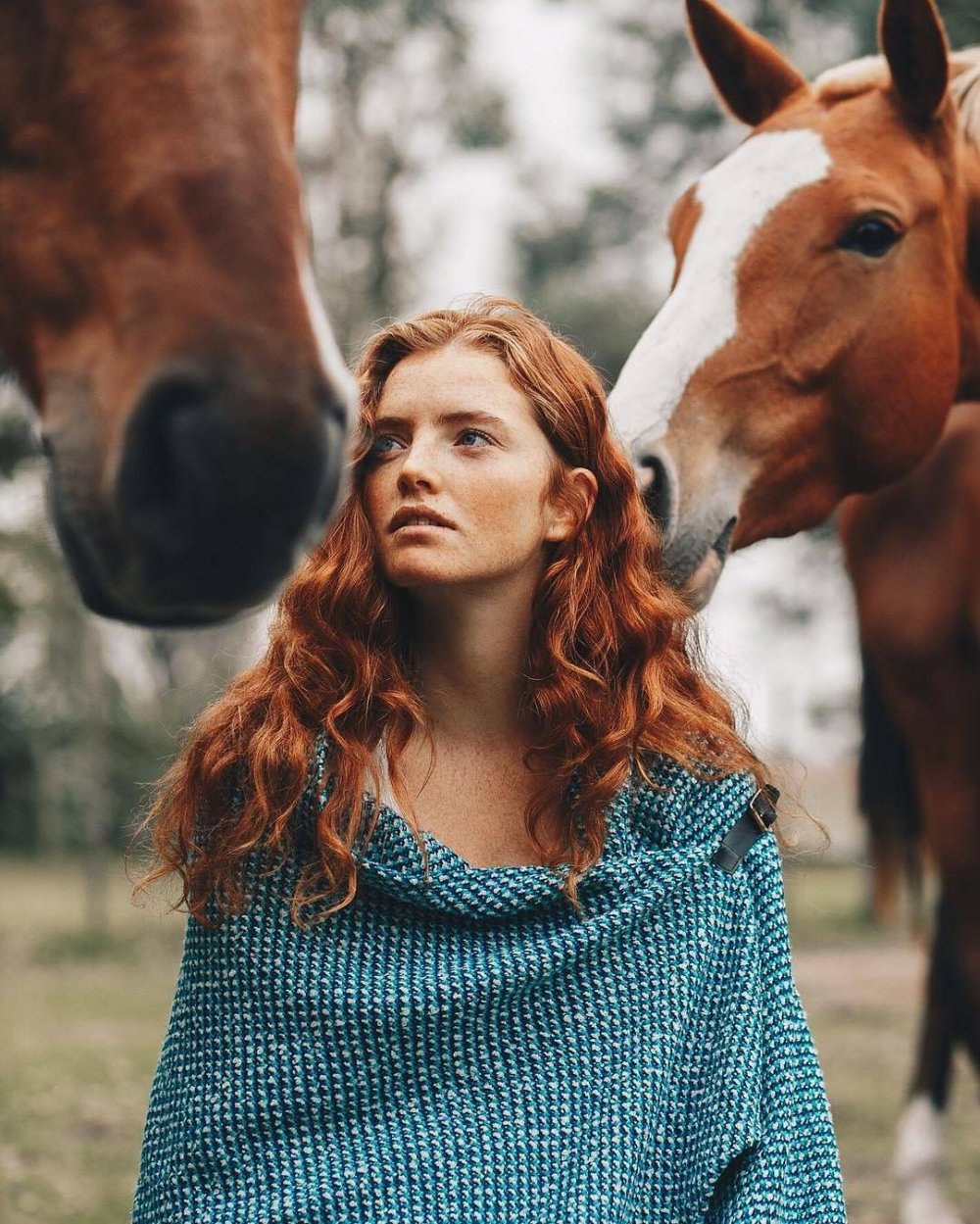 Рыжеволосая девушка на коне