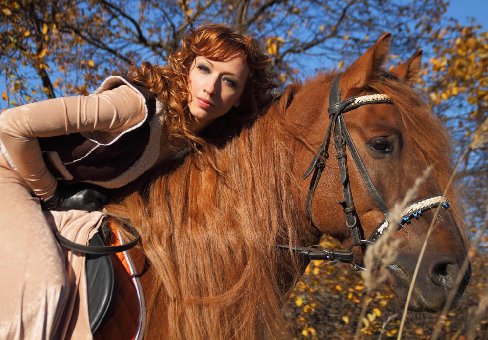 Рыжая девушка с лошадью