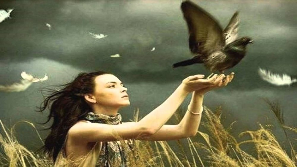 Девушка держит птичку
