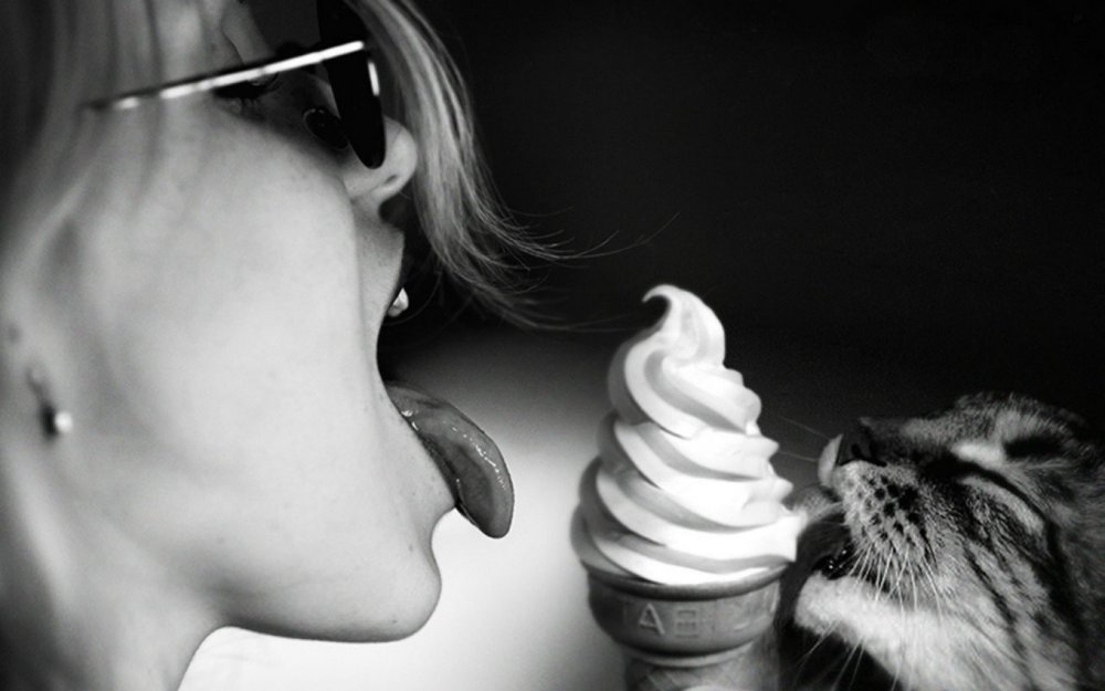Девушка и мороженое