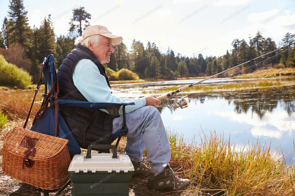 Пожилые люди на рыбалке