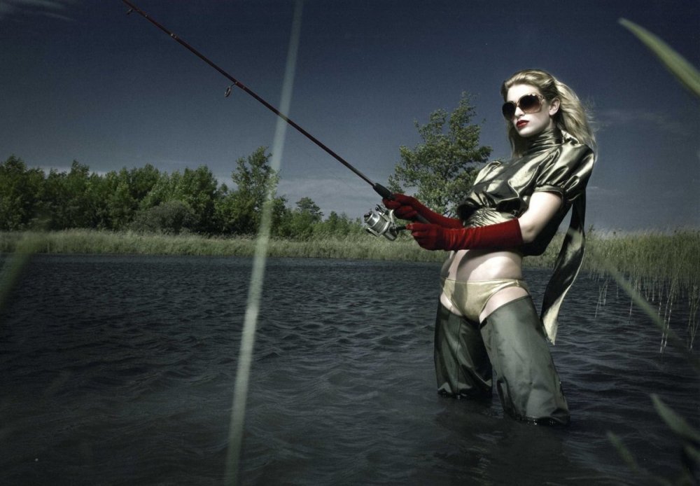 Девушка с удочкой на рыбалке