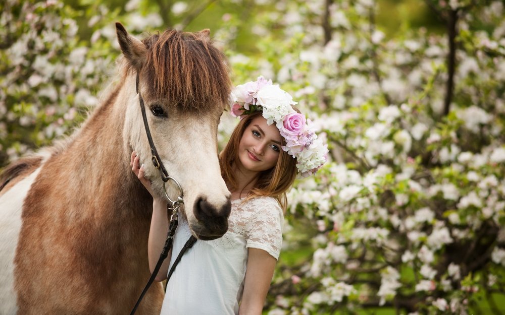 Сиенна Миллер фото с лошадью