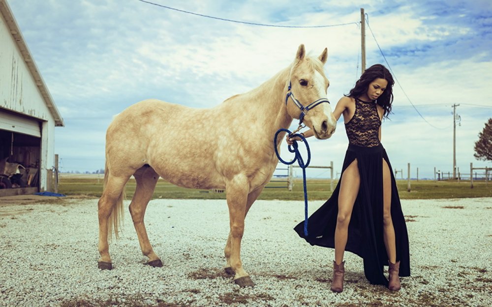 Девушка индеец на коне