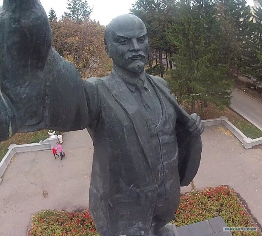 Забавные памятники Ленину