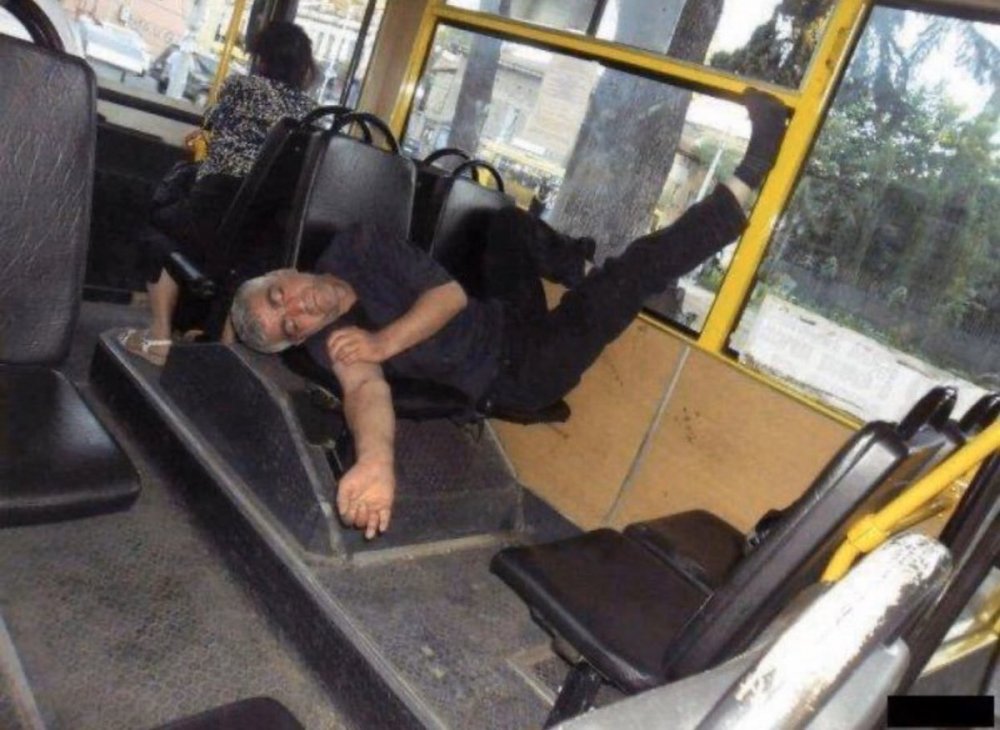 Спящий человек в автобусе
