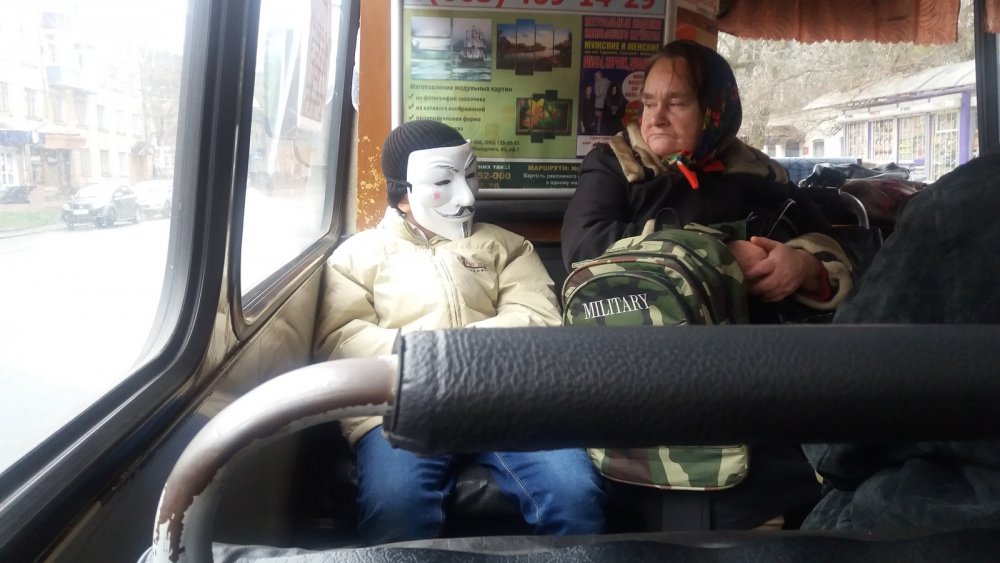 Бабка в маске в автобусе