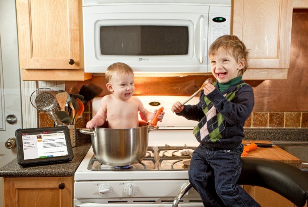 Веселая готовка на кухне дети
