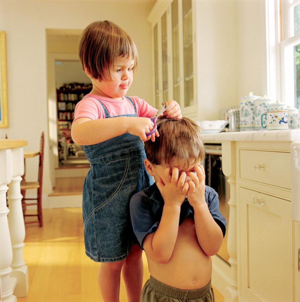 Прикольная стрижка ребенка в парикмахерской